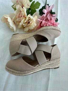 Life Stride BRAND NEW Beige Elastic Crossover Espadrille Wedges